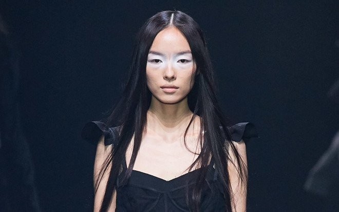 Siêu mẫu Trung Quốc hai lần 'vồ ếch' trên sàn catwalk