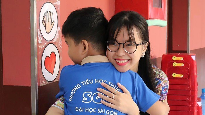 Video: Học sinh tiểu học ở TP.HCM ôm, bắt tay cô giáo mỗi sáng