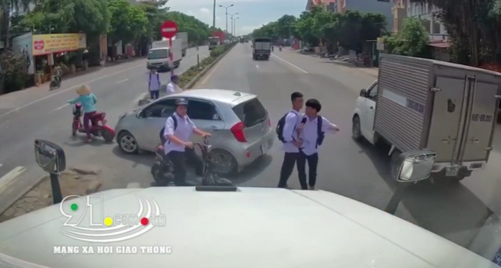 Clip: Học sinh băng qua đường suýt bị xe tải tông bay trên quốc lộ 5