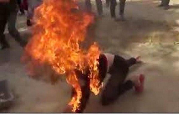 Ghen tuông, chồng đổ xăng đốt vợ đang mang thai ở Kon Tum