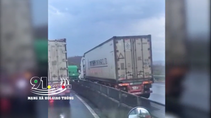 Phú Yên: Xe tải mất lái leo lên dải phân cách, đèo Quán Cau ùn tắc kéo dài