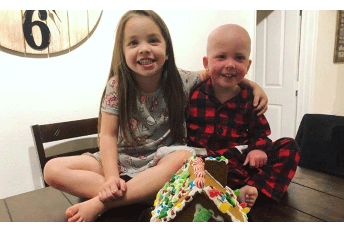 Rớt nước mắt hình ảnh bé gái 5 tuổi chăm em trai 4 tuổi bị ung thư