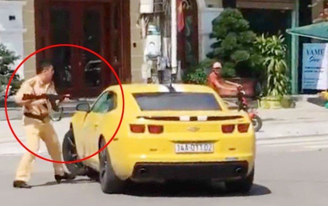 CSGT Quảng Ninh cầm súng AK đập vỡ kính truy bắt kẻ vi phạm: Phải làm thế để giao thông bớt hoang dại!