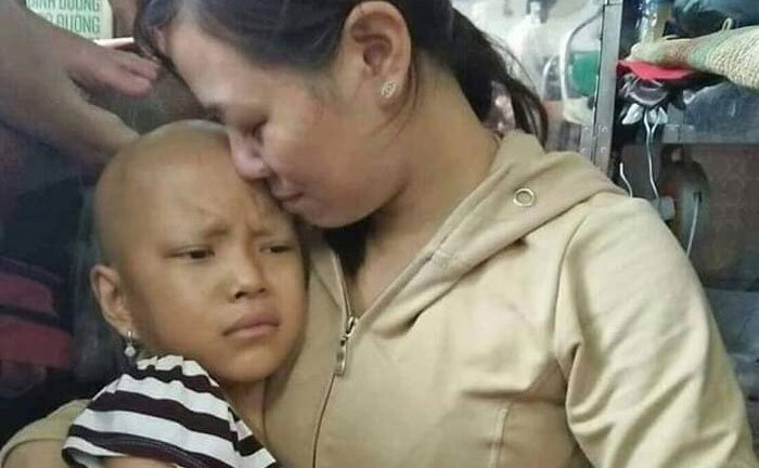 Hành trình hai năm người mẹ nghèo cùng con gái 10 tuổi chống chọi bệnh ung thư