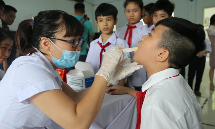 Khám sức khỏe sau vụ cháy Rạng Đông: Học sinh bị chảy máu cam được đề nghị chuyển viện