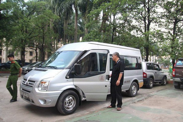 Video: Tài xế Doãn Quý Phiến diễn cảnh lái xe đến đón học sinh trường Gateway, bà Quy vắng mặt