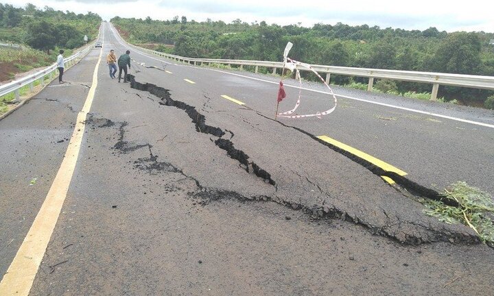Đường tránh 200 tỷ đồng chưa dùng đã nứt: 2 lãnh đạo bị tạm dừng phân công công tác