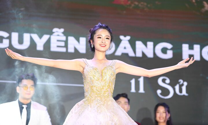 Nữ sinh chuyên Sử có nụ cười tỏa nắng trở thành 'gương mặt thương hiệu' của THPT chuyên Hà Nội-Amsterdam