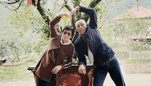 Hình ảnh đời thường giản dị nhưng tình cảm của MC Lại Văn Sâm và vợ