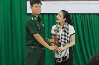 Không biết hoa gì, chiến sĩ biên phòng vẫn lấy tặng Hoàng Thùy Linh