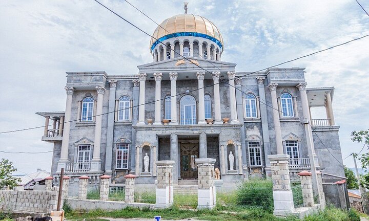 Bên trong thị trấn giàu có, chỉ toàn cung điện