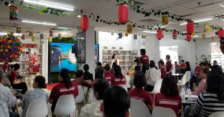 Clip: Khách hàng vây kín địa ốc Alibaba đòi tiền