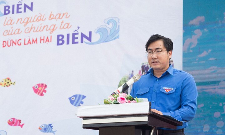 Tuổi trẻ Bình Thuận đồng loạt ra quân hưởng ứng chiến dịch làm sạch biển