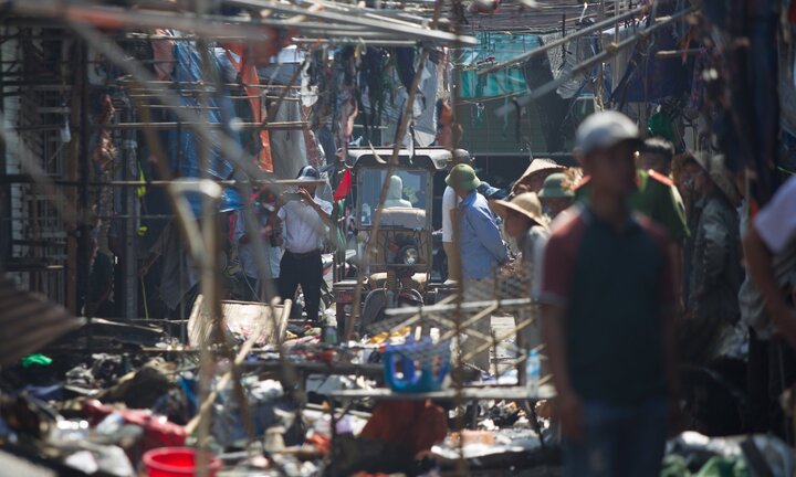 Ảnh: Cháy hàng loạt ki ốt tại chợ Tó - Hà Nội, tiểu thương tất tả ôm hàng bỏ chạy