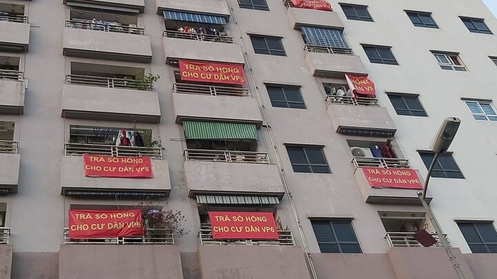 Hàng trăm cư dân 'chung cư ông Thản' căng băng rôn đòi sổ hồng