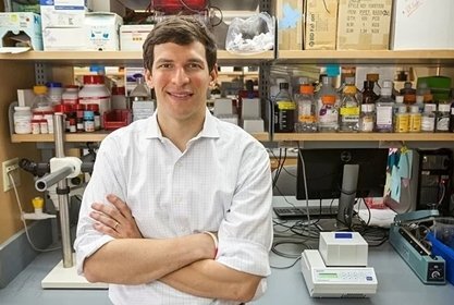 Mắc bệnh hiếm gặp, bác sĩ tự lấy mình làm thí nghiệm tìm ra thuốc chữa