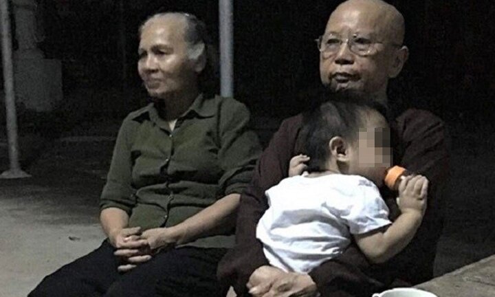 Bé trai hơn 1 tuổi bị bỏ rơi trước cổng chùa mừng rỡ khi được bà ngoại đón