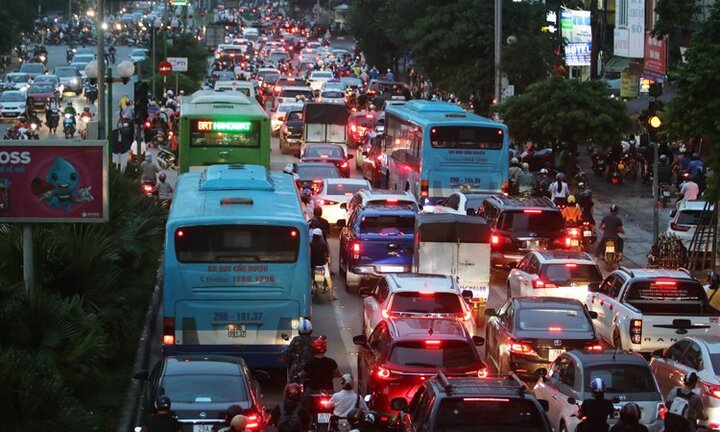Hà Nội mở làn đường riêng cho xe buýt, người dân nói gì?