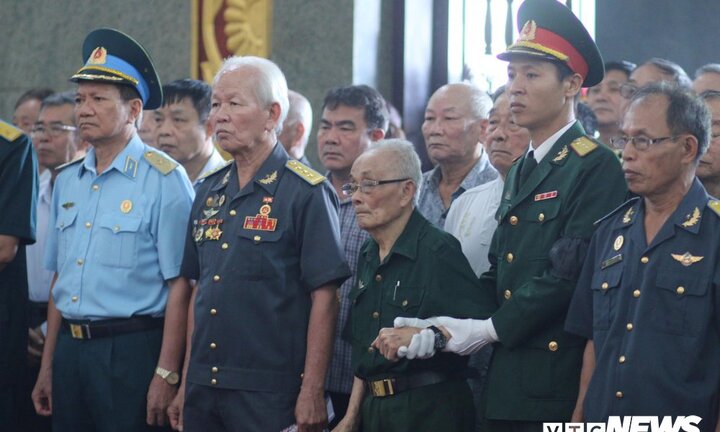 Video: Xúc động tiễn biệt phi công huyền thoại Nguyễn Văn Bảy