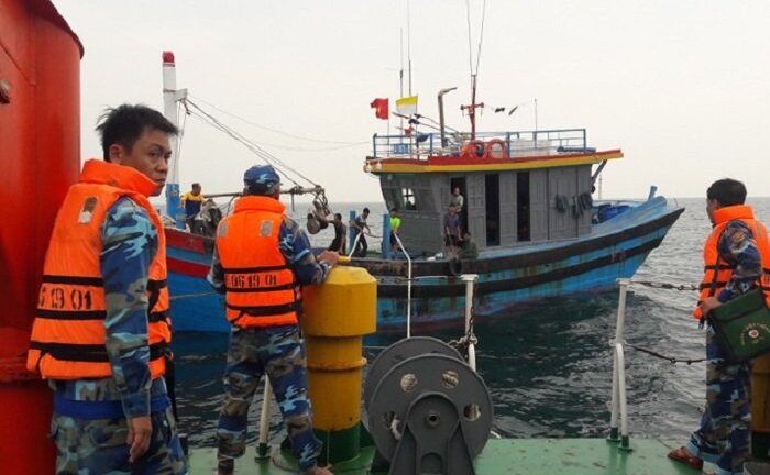 Cứu hộ thành công 7 ngư dân trôi dạt trên biển