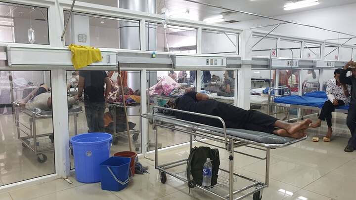 Bệnh viện nghìn tỷ bị dột, bác sĩ dùng xô hứng nước mưa