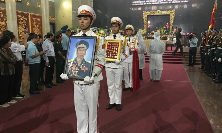 Xúc động tiễn đưa đại tá phi công Nguyễn Văn Bảy về đất mẹ