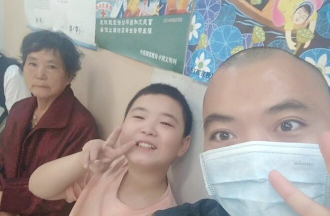 Xúc động bé trai 11 tuổi tăng 18kg để hiến tủy cứu bố bị ung thư