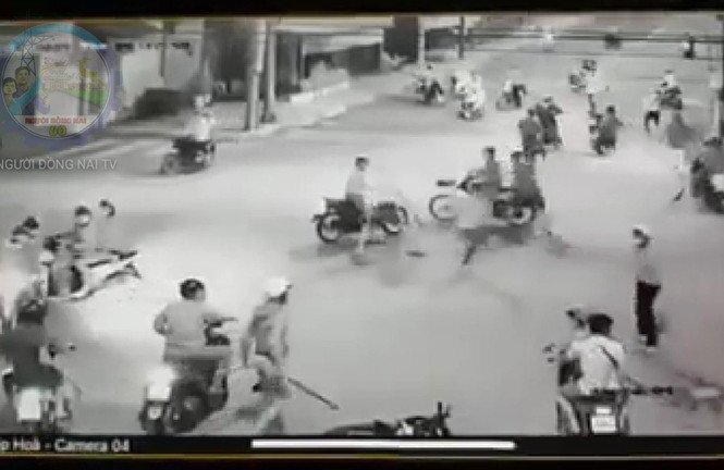 Hàng chục côn đồ vác mã tấu vây công an ở Biên Hòa