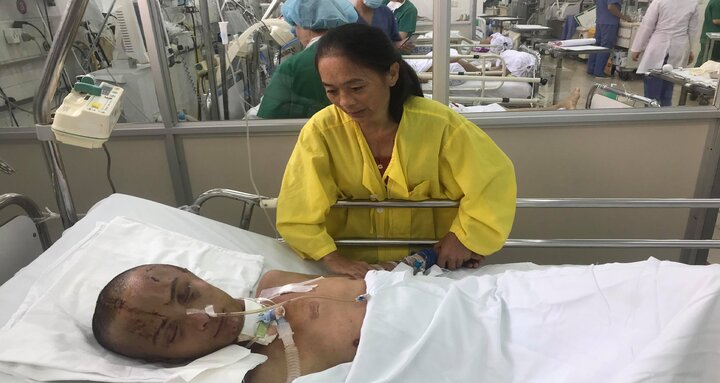 Không có tiền cứu con, người mẹ thắt lòng xin con ra viện về nhà chờ chết