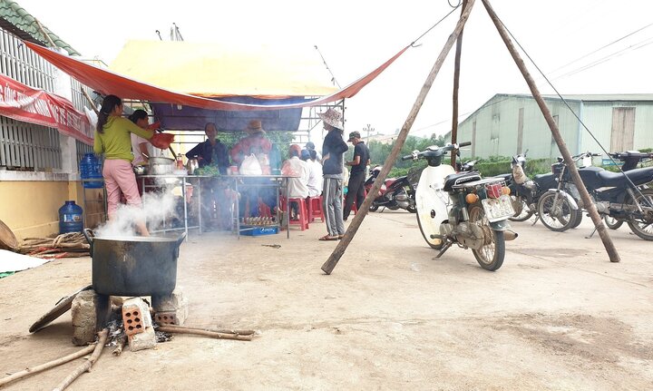 Nhà máy cồn bốc mùi thối, dân dựng lều bao vây đêm ngày: Quảng Nam ra 'tối hậu thư'