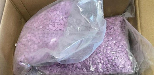 Mua váy trên mạng, cặp vợ chồng nhận bọc thuốc lắc nửa triệu USD