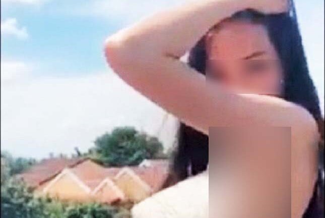 Đề nghị công an điều tra cô gái khoe thân trên nóc di sản Hội An