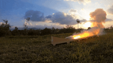 Video: Xe làm từ bìa giấy bay vút như tên lửa nhờ que diêm bốc cháy