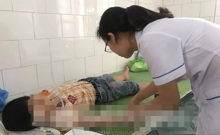 Hơn 60 học sinh ở Hải Dương đau bụng phải đến trạm y tế kiểm tra