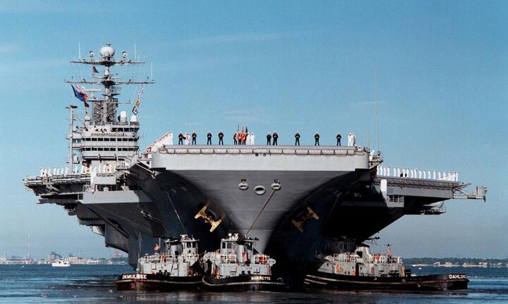 Xem màn di chuyển 'không tưởng' của tàu sân bay USS George Washington