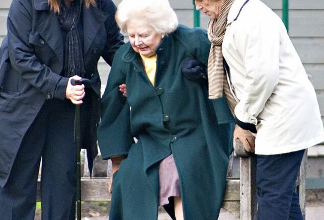 Bi kịch tuổi già chết trong cô quạnh của 'bà đầm thép' Margaret Thatcher