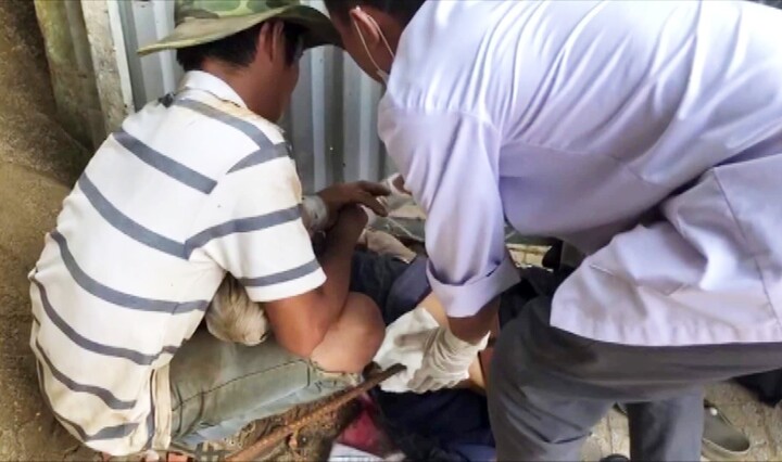 Thanh sắt gần 4m rơi từ trên cao đâm xuyên bụng một công nhân