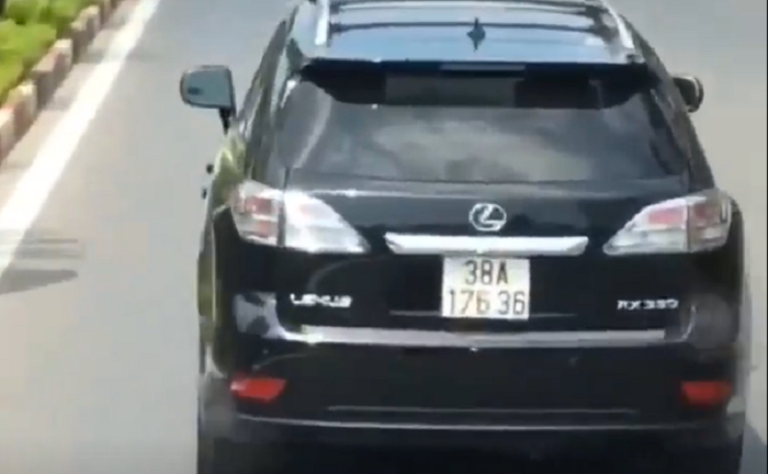 Xe Lexus ngang ngược chặn đầu xe cứu hỏa: Tài xế phân trần