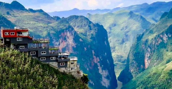 Dư luận phẫn nộ, kêu gọi tẩy chay công trình 7 tầng sừng sững trên đỉnh Mã Pì Lèng