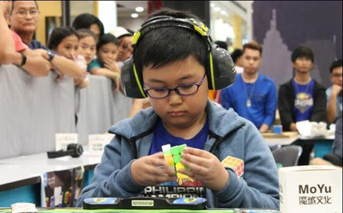 Nam sinh 11 tuổi xoay rubik trong 6 giây