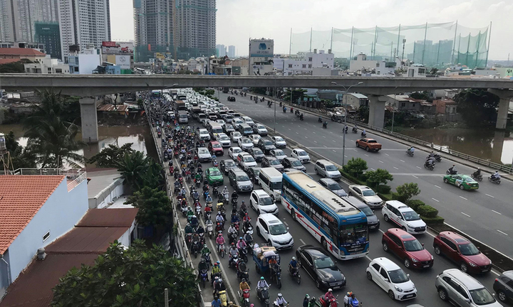 Nâng đường Nguyễn Hữu Cảnh thêm 1,2m, dân Sài Gòn lo nhà biến thành hầm