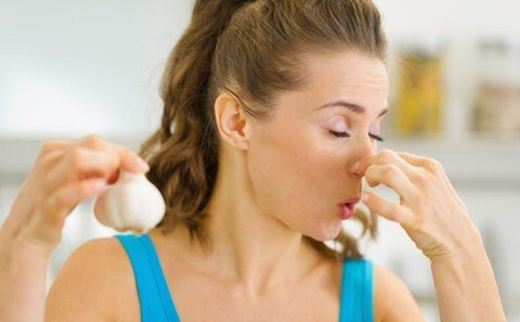 Vì sao ăn tỏi lại gây hôi miệng?