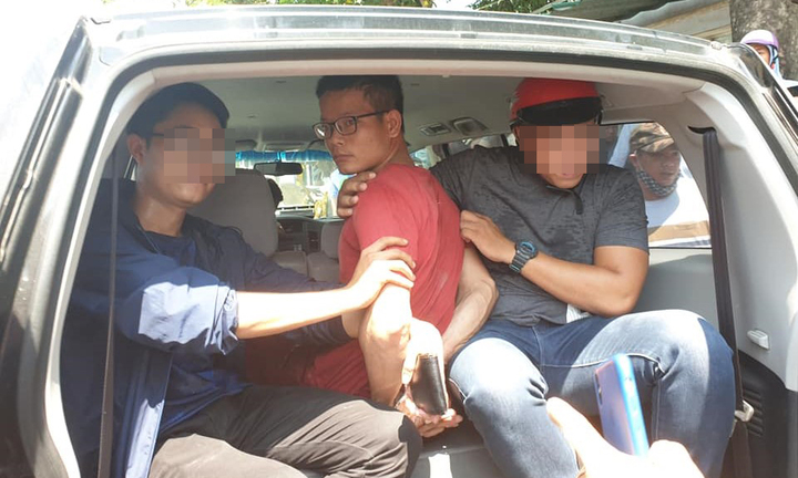 Tên cướp xông vào tiệm cắt tóc, đâm trọng thương cụ bà 70 tuổi