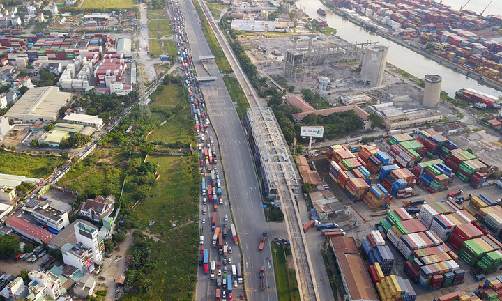 Ảnh: Xe container kín đặc, nút chặt lối vào Sài Gòn