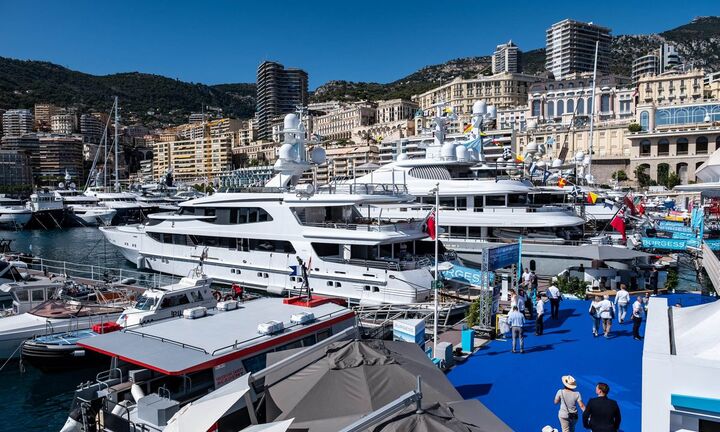 Hình ảnh phục vụ tỷ phú xa hoa trên những siêu du thuyền