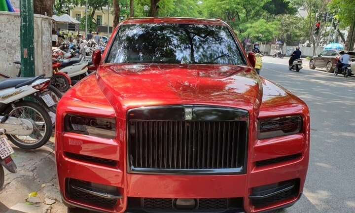 Rolls-Royce Cullinan màu đỏ liên tục đổi diện mạo sau 4 tháng về Việt Nam