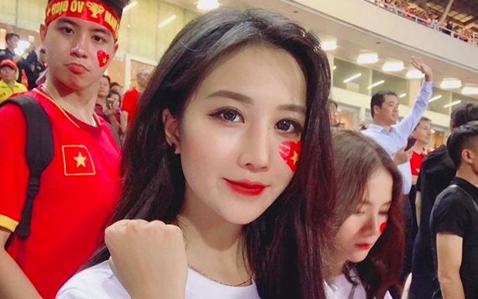 Đăng ảnh cũ cổ vũ trận Việt Nam và Malaysia, cô gái bị dân mạng nói là 'sống ảo'