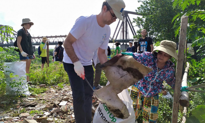 Người nước ngoài dọn sạch rác thải chân cầu Long Biên