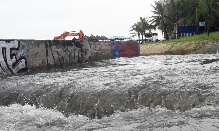 Cận cảnh nước thải hôi thối cuồn cuộn xé nát bờ biển Đà Nẵng sau trận mưa lớn