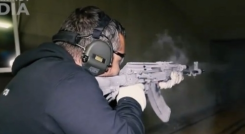 Bị đóng băng âm 50 độ C, súng AK Nga vẫn bắn lia lịa, nổ vang rền